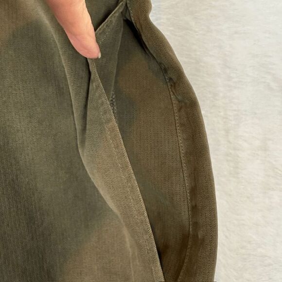 Tommy Bahama 100% Silk Men's Shorts Olive Green Flat Front Relax Size 40 - Picture 2 of 10